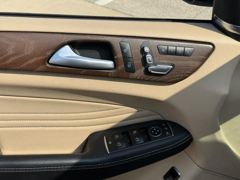 Mercedes-Benz GLE Vehicle Full-screen Gallery Image 17