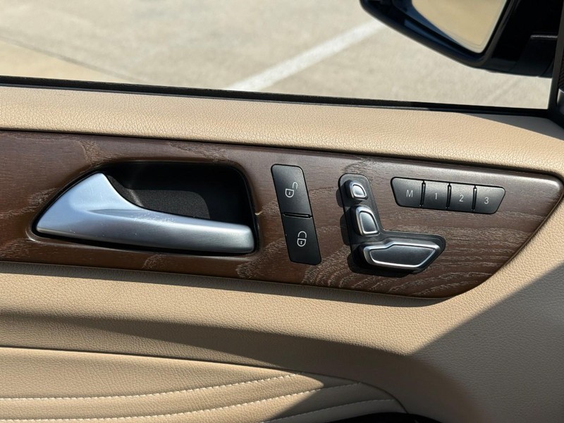 Mercedes-Benz GLE Vehicle Full-screen Gallery Image 18