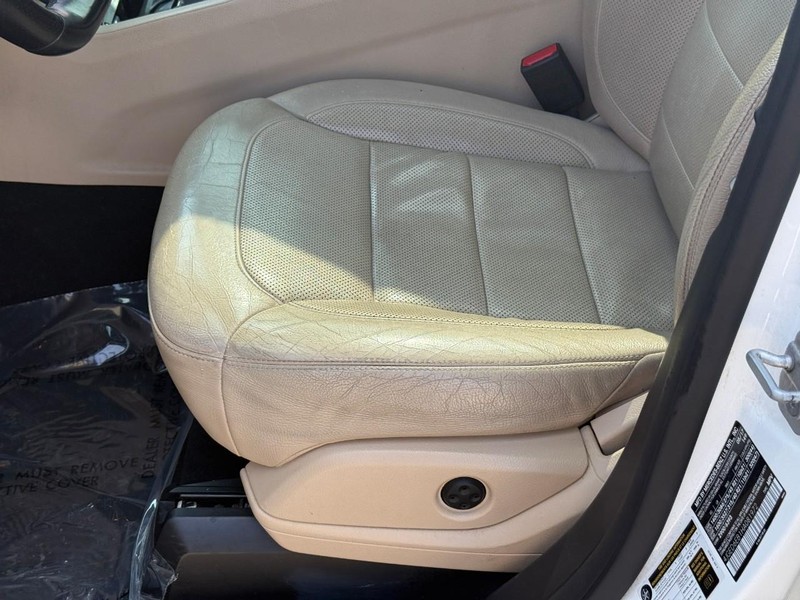 Mercedes-Benz GLE Vehicle Full-screen Gallery Image 19