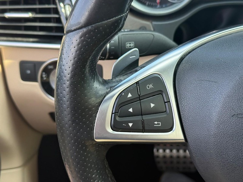 Mercedes-Benz GLE Vehicle Full-screen Gallery Image 20
