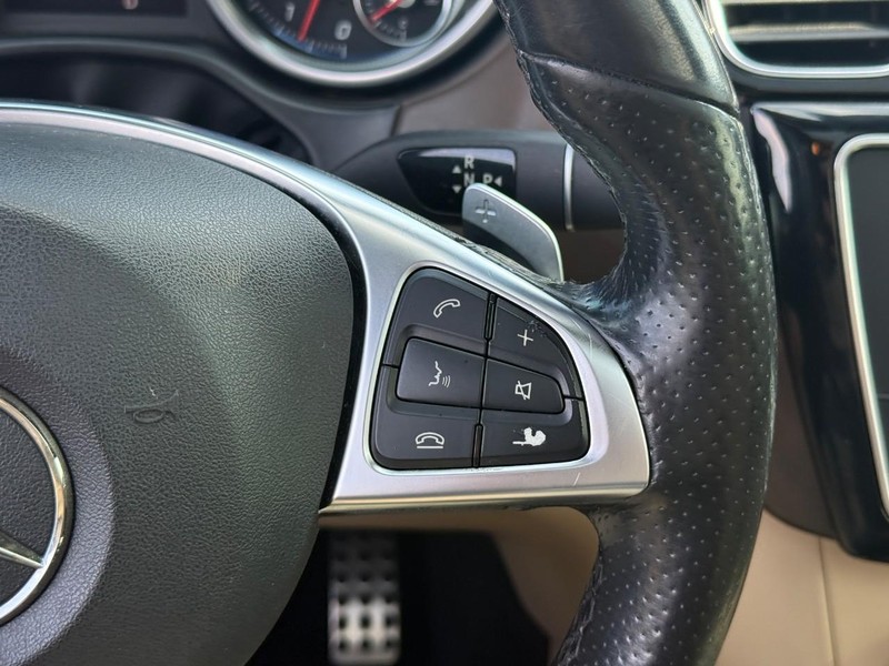 Mercedes-Benz GLE Vehicle Full-screen Gallery Image 21