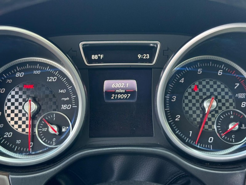 Mercedes-Benz GLE Vehicle Full-screen Gallery Image 22