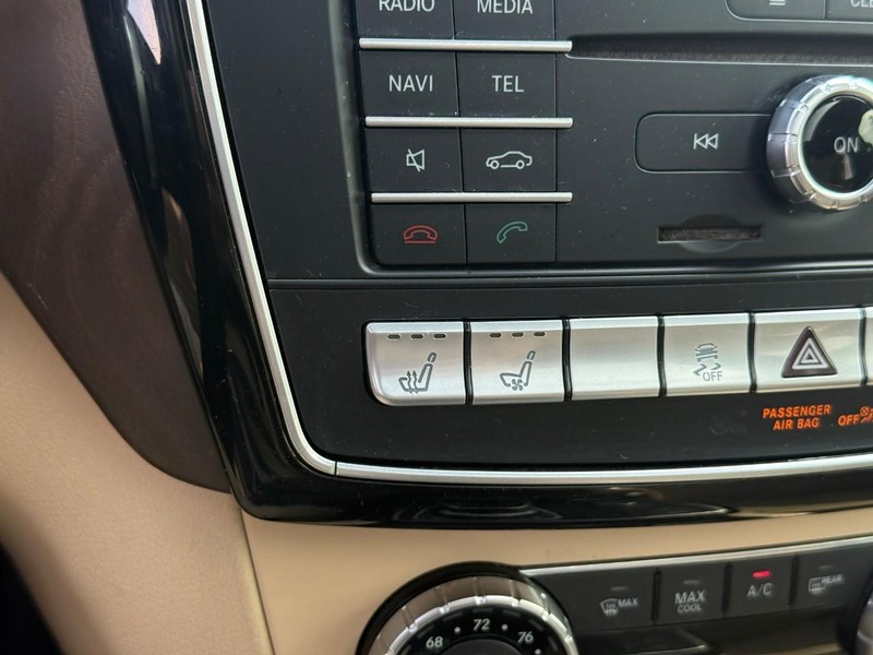 Mercedes-Benz GLE Vehicle Full-screen Gallery Image 23