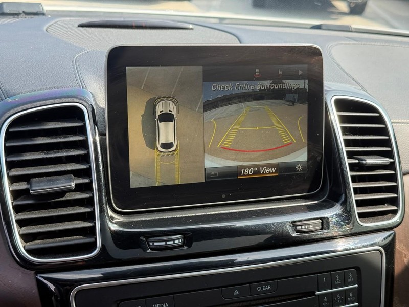 Mercedes-Benz GLE Vehicle Full-screen Gallery Image 24
