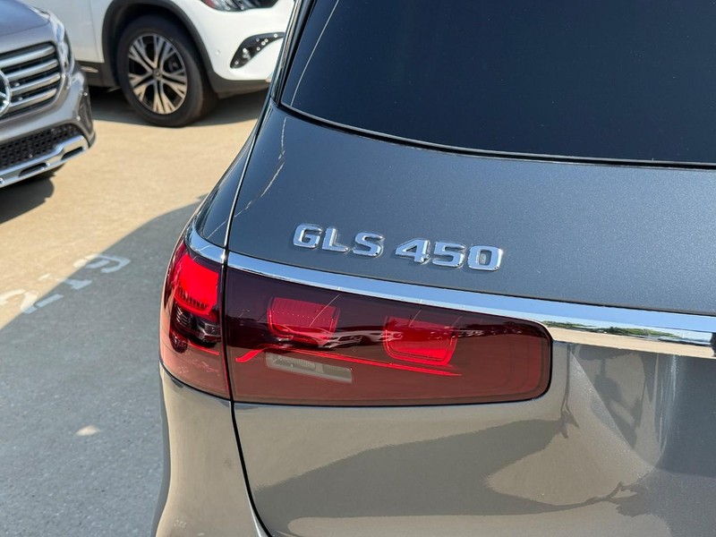 Mercedes-Benz GLS Vehicle Full-screen Gallery Image 5
