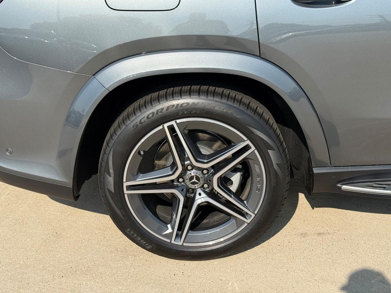 Mercedes-Benz GLS Vehicle Full-screen Gallery Image 7