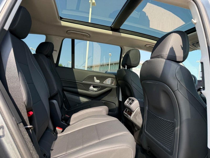 Mercedes-Benz GLS Vehicle Full-screen Gallery Image 8
