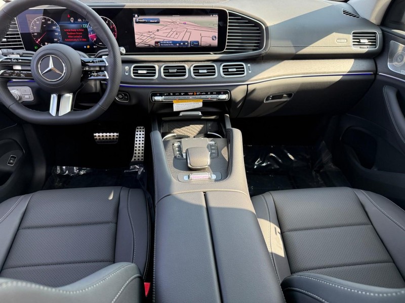 Mercedes-Benz GLS Vehicle Full-screen Gallery Image 9