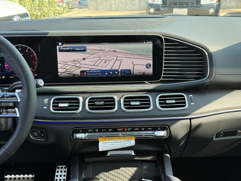 Mercedes-Benz GLS Vehicle Full-screen Gallery Image 11