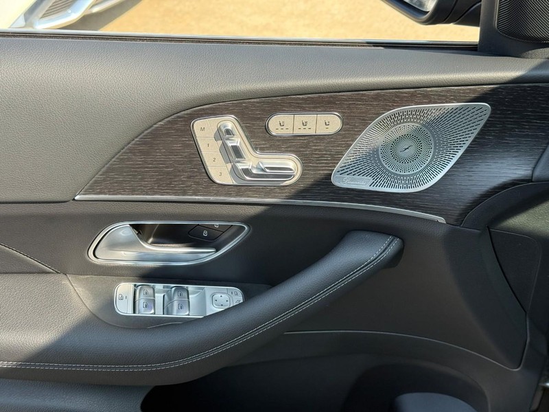 Mercedes-Benz GLS Vehicle Full-screen Gallery Image 13