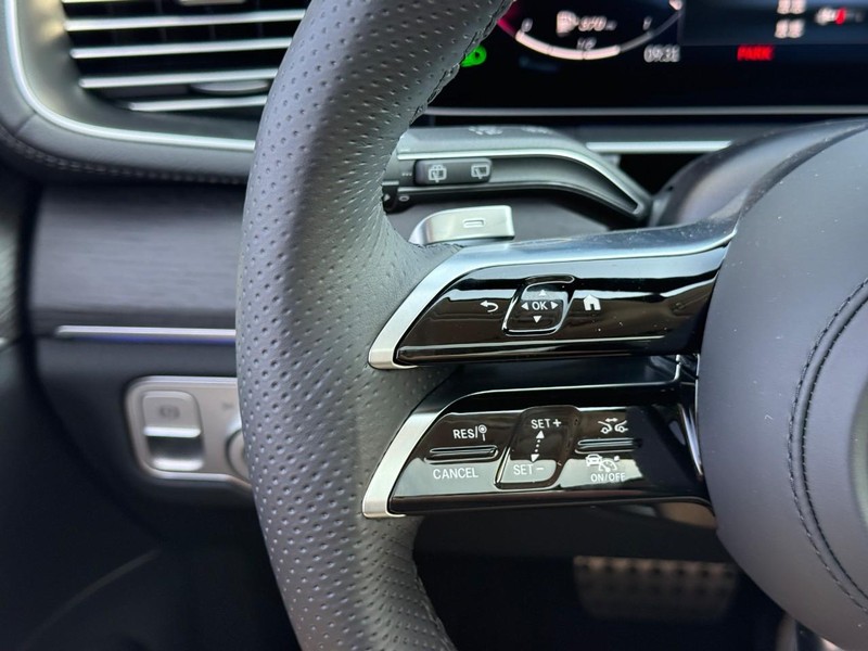 Mercedes-Benz GLS Vehicle Full-screen Gallery Image 16
