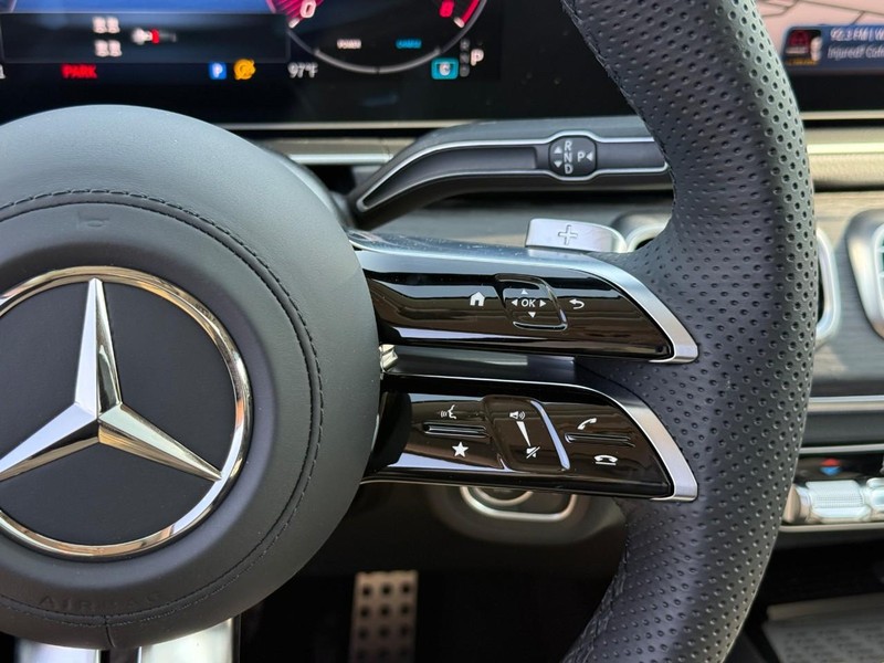 Mercedes-Benz GLS Vehicle Full-screen Gallery Image 17