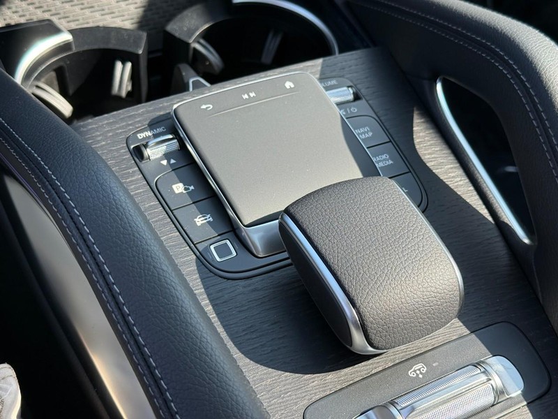 Mercedes-Benz GLS Vehicle Full-screen Gallery Image 18