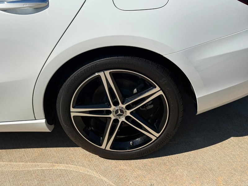 Mercedes-Benz A-Class Vehicle Full-screen Gallery Image 09