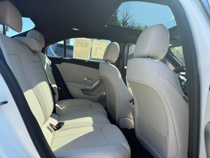 Mercedes-Benz A-Class Vehicle Full-screen Gallery Image 12