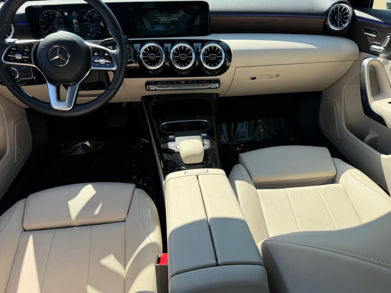 Mercedes-Benz A-Class Vehicle Full-screen Gallery Image 13
