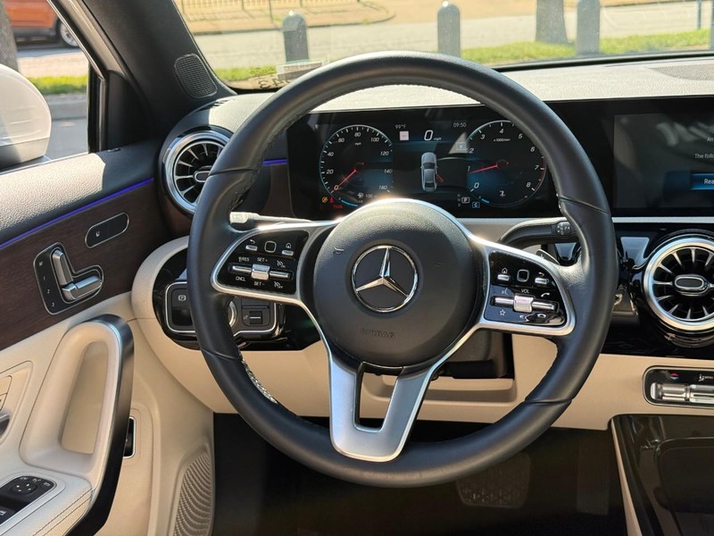 Mercedes-Benz A-Class Vehicle Full-screen Gallery Image 14