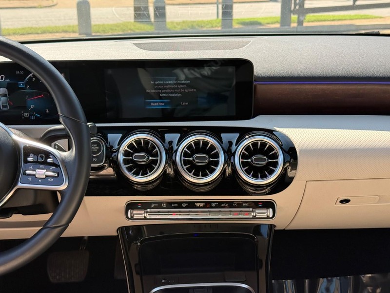 Mercedes-Benz A-Class Vehicle Full-screen Gallery Image 15