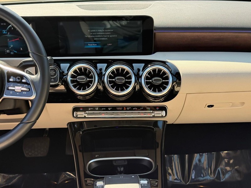 Mercedes-Benz A-Class Vehicle Full-screen Gallery Image 16