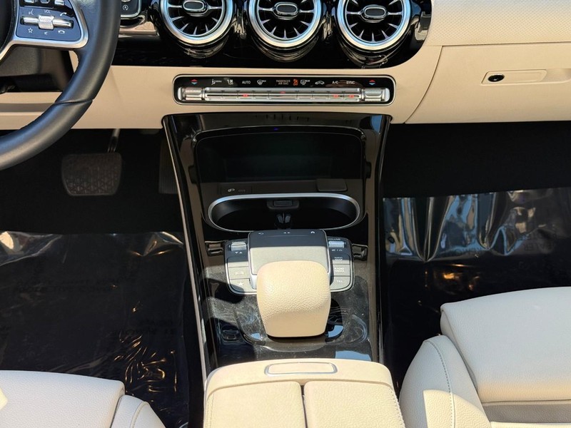 Mercedes-Benz A-Class Vehicle Full-screen Gallery Image 17