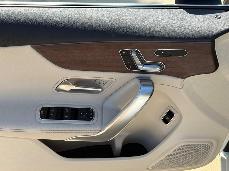 Mercedes-Benz A-Class Vehicle Full-screen Gallery Image 18