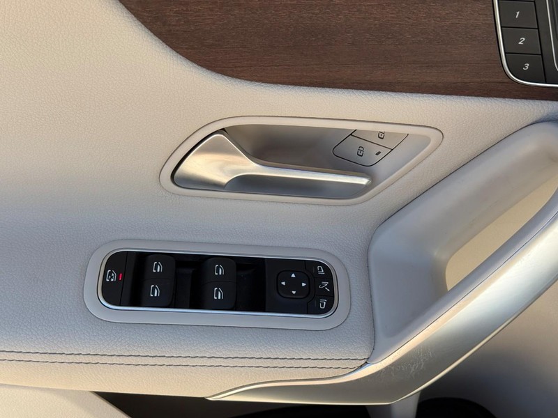 Mercedes-Benz A-Class Vehicle Full-screen Gallery Image 20