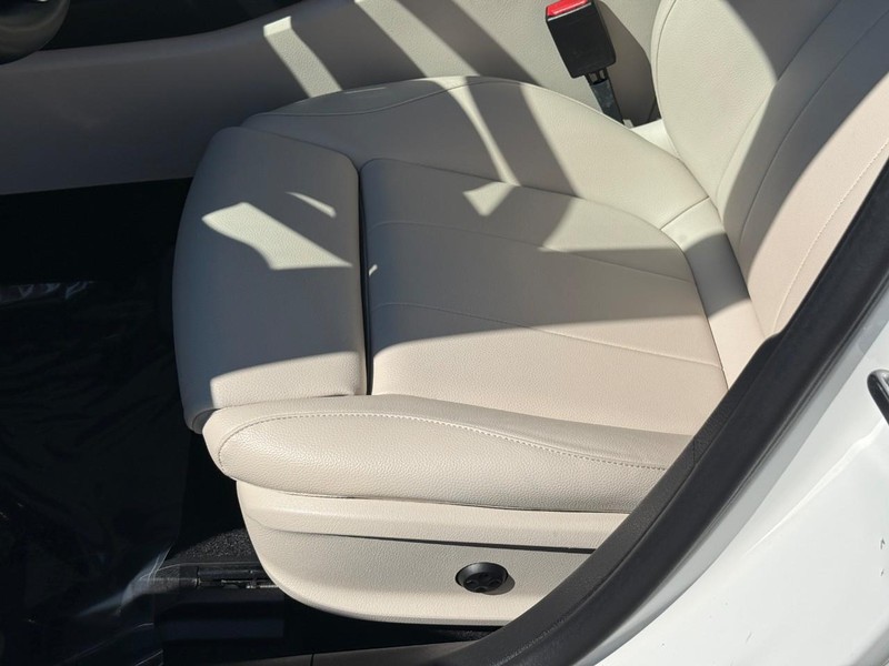 Mercedes-Benz A-Class Vehicle Full-screen Gallery Image 21