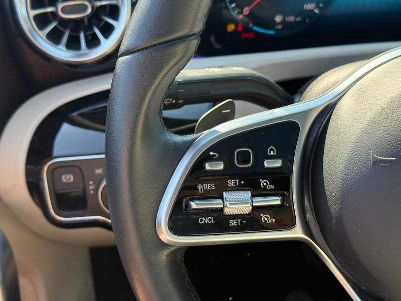 Mercedes-Benz A-Class Vehicle Full-screen Gallery Image 22