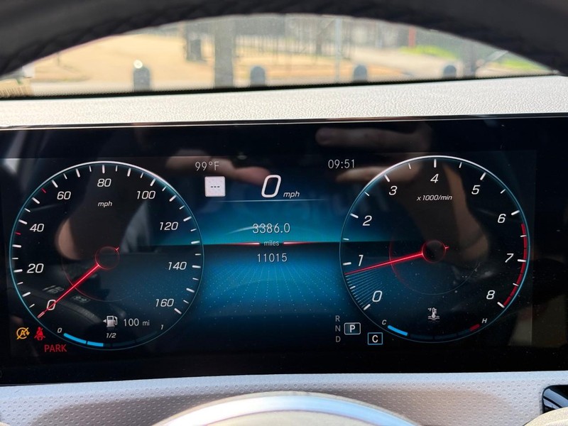 Mercedes-Benz A-Class Vehicle Full-screen Gallery Image 24