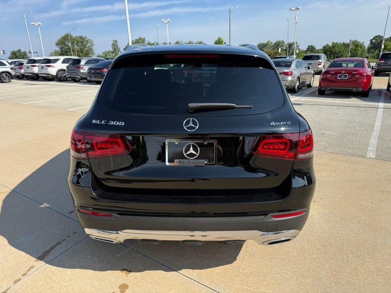 Mercedes-Benz GLC Vehicle Full-screen Gallery Image 8