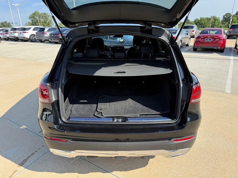 Mercedes-Benz GLC Vehicle Full-screen Gallery Image 9