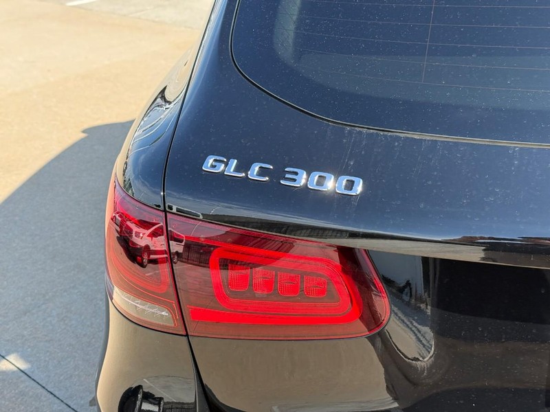Mercedes-Benz GLC Vehicle Full-screen Gallery Image 10