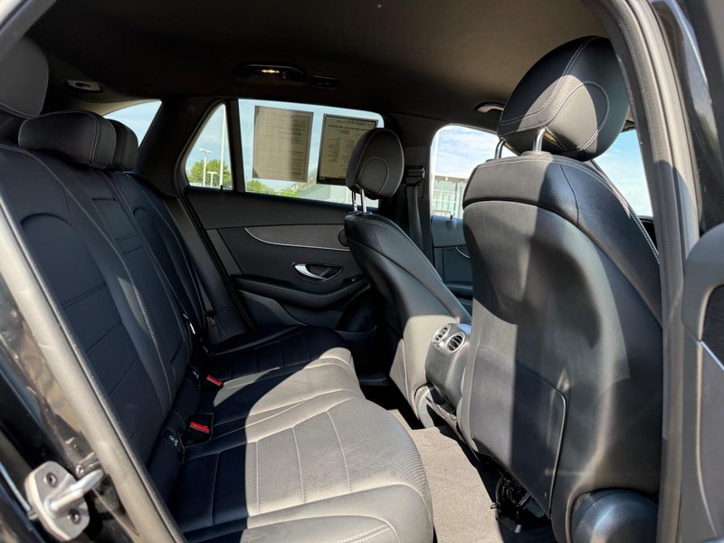 Mercedes-Benz GLC Vehicle Full-screen Gallery Image 12