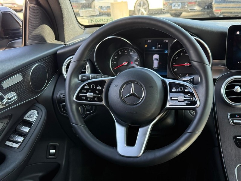 Mercedes-Benz GLC Vehicle Full-screen Gallery Image 14