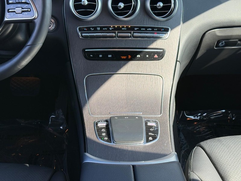 Mercedes-Benz GLC Vehicle Full-screen Gallery Image 17