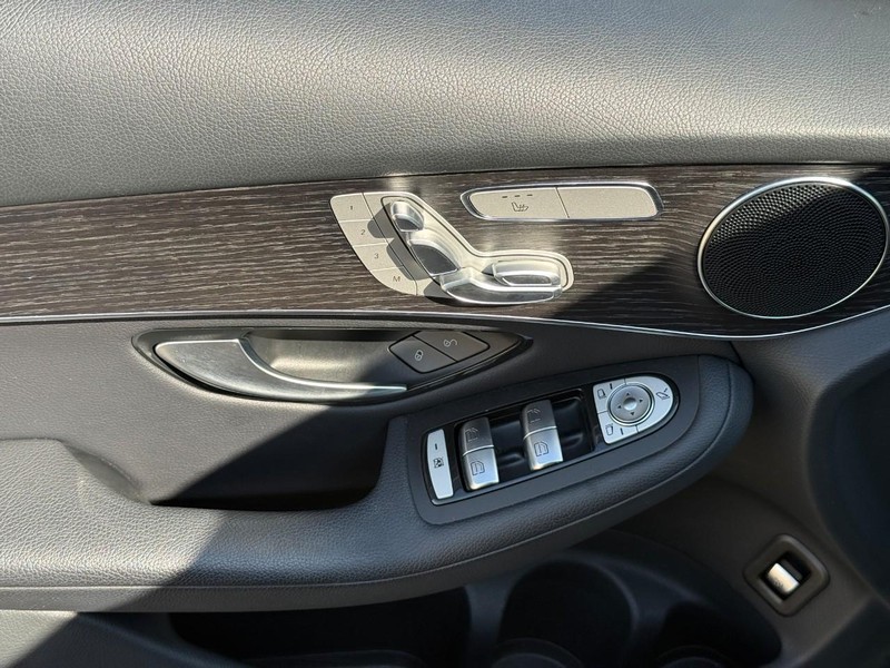 Mercedes-Benz GLC Vehicle Full-screen Gallery Image 18