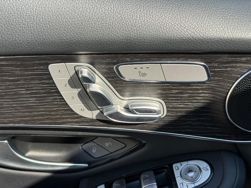 Mercedes-Benz GLC Vehicle Full-screen Gallery Image 19