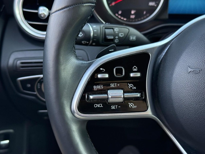 Mercedes-Benz GLC Vehicle Full-screen Gallery Image 21