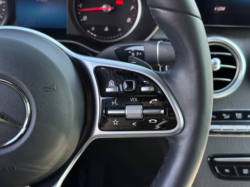 Mercedes-Benz GLC Vehicle Full-screen Gallery Image 22