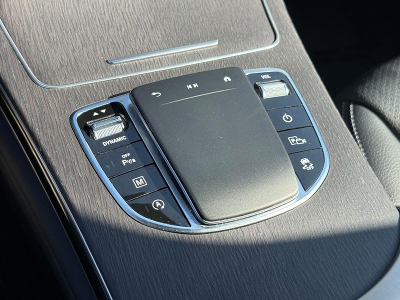 Mercedes-Benz GLC Vehicle Full-screen Gallery Image 23