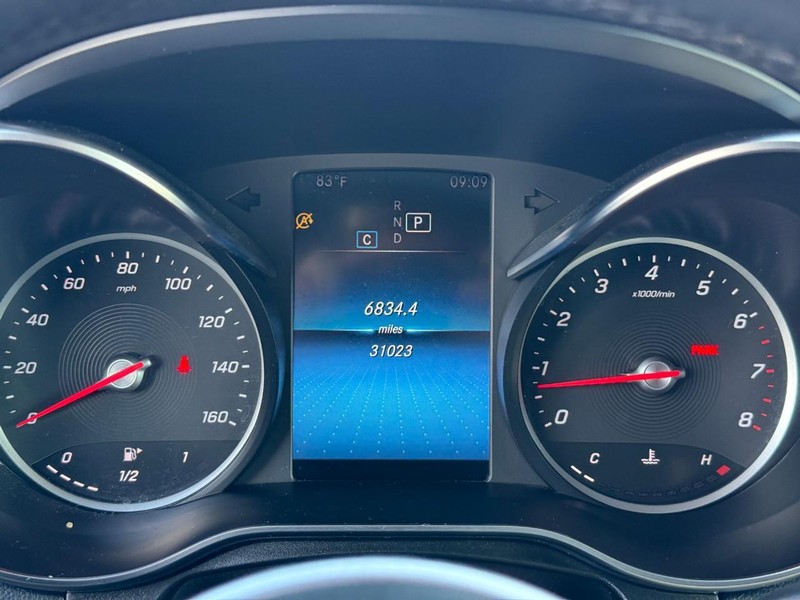 Mercedes-Benz GLC Vehicle Full-screen Gallery Image 24