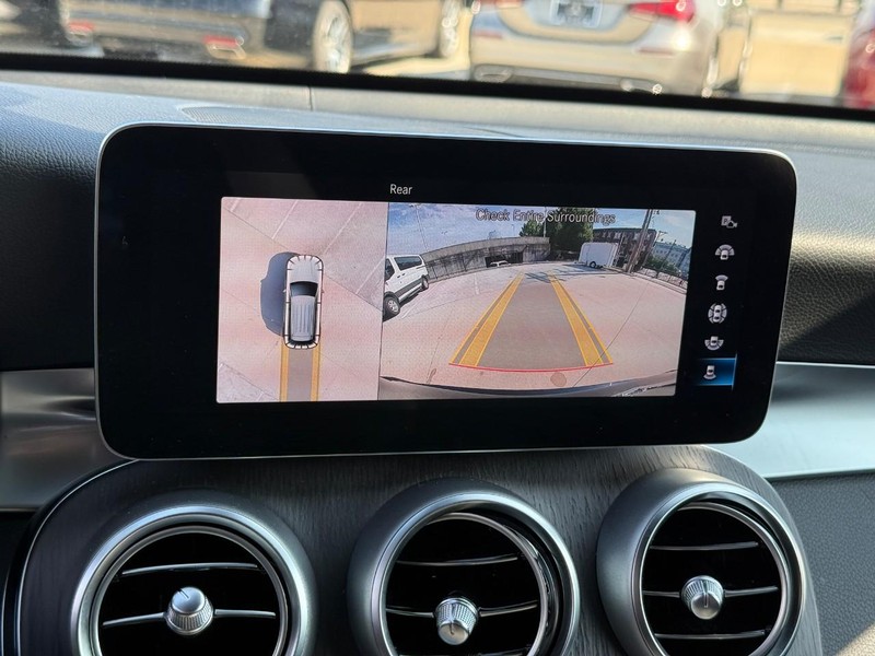 Mercedes-Benz GLC Vehicle Full-screen Gallery Image 25