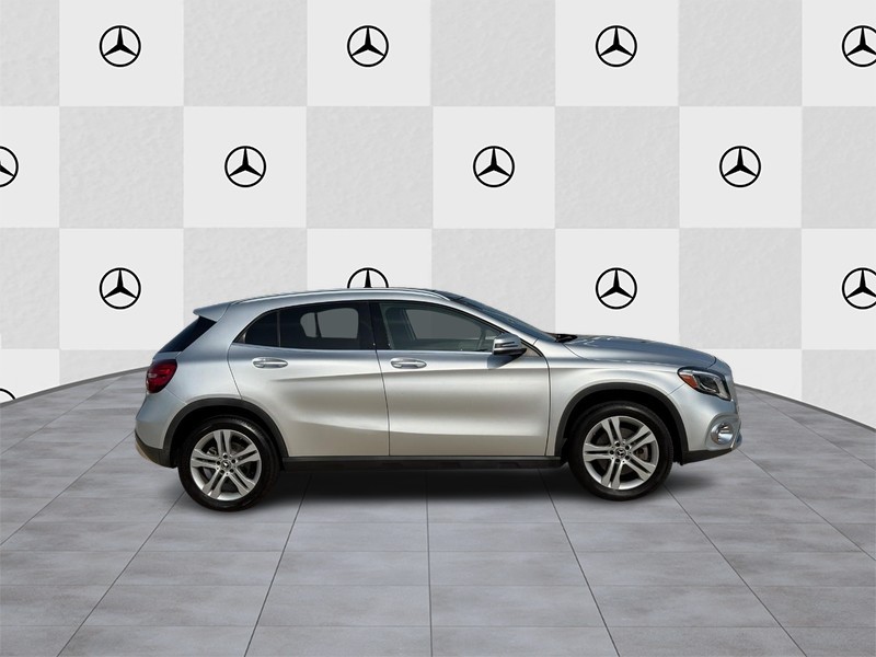 Mercedes-Benz GLA Vehicle Full-screen Gallery Image 2