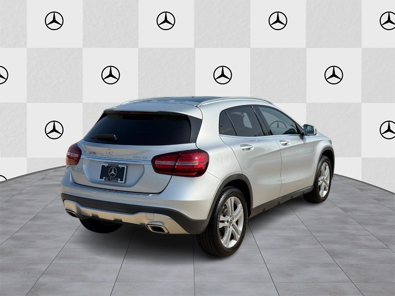 Mercedes-Benz GLA Vehicle Full-screen Gallery Image 3