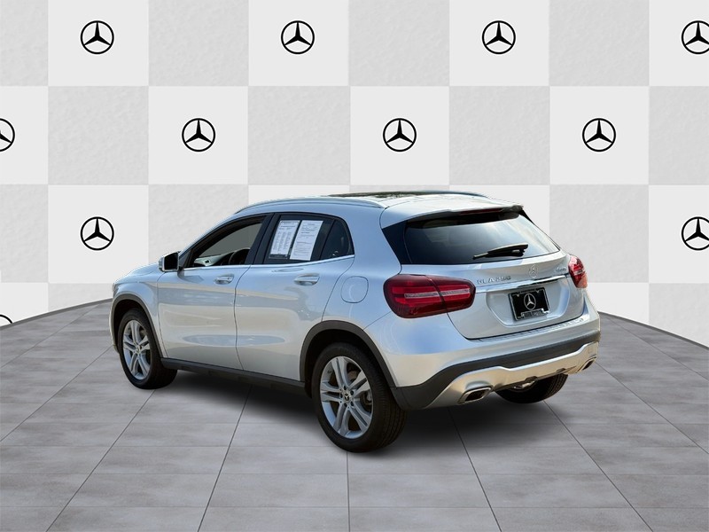 Mercedes-Benz GLA Vehicle Full-screen Gallery Image 4