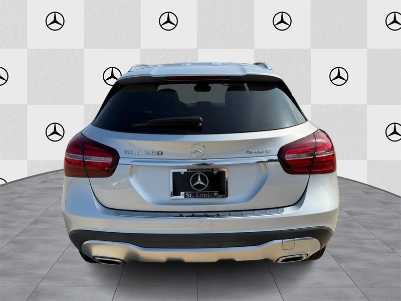 Mercedes-Benz GLA Vehicle Full-screen Gallery Image 6