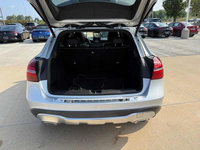Mercedes-Benz GLA Vehicle Full-screen Gallery Image 8