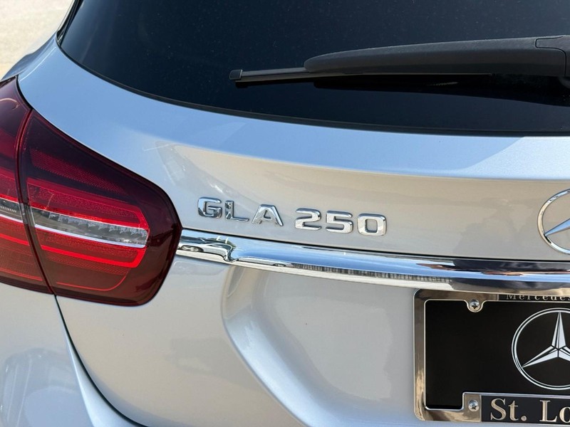 Mercedes-Benz GLA Vehicle Full-screen Gallery Image 10