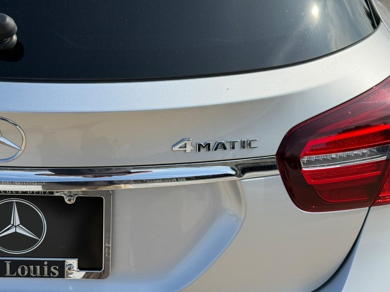 Mercedes-Benz GLA Vehicle Full-screen Gallery Image 11