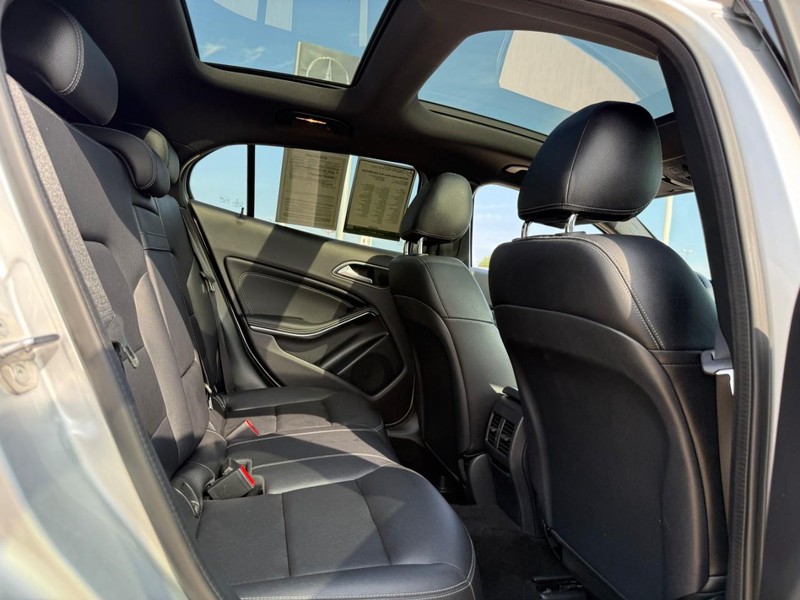 Mercedes-Benz GLA Vehicle Full-screen Gallery Image 12